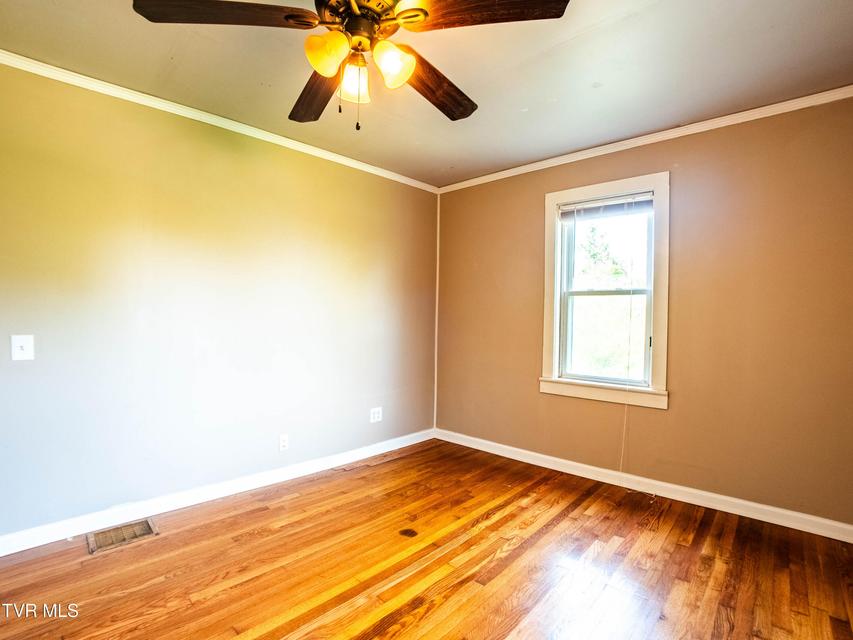 Photo #31: 218 Messick Avenue