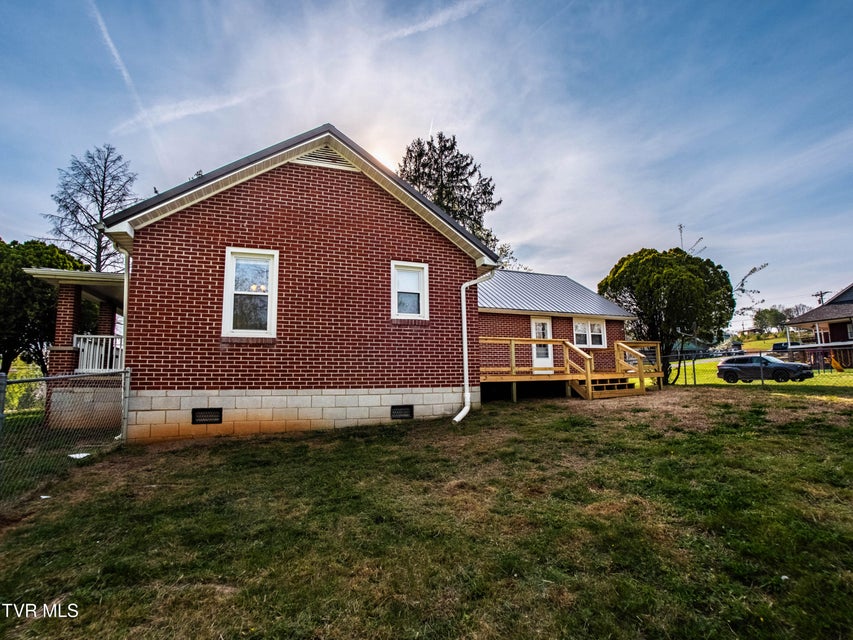 Photo #36: 218 Messick Avenue