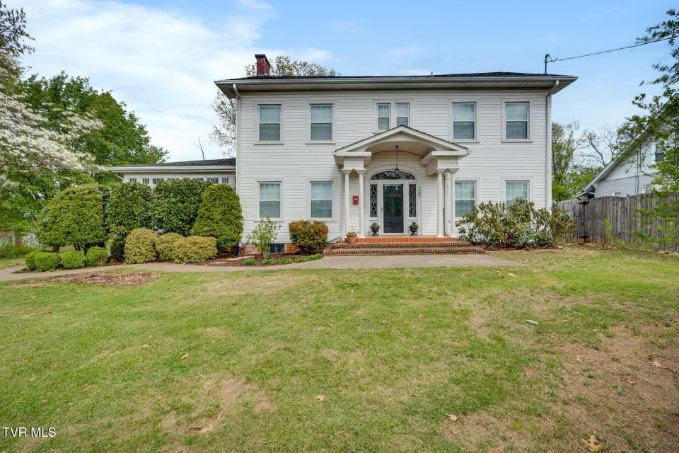 Photo #43: 207 Lynwood Street