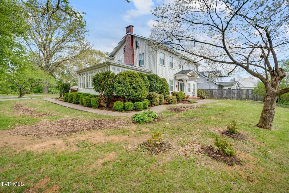 Photo #44: 207 Lynwood Street