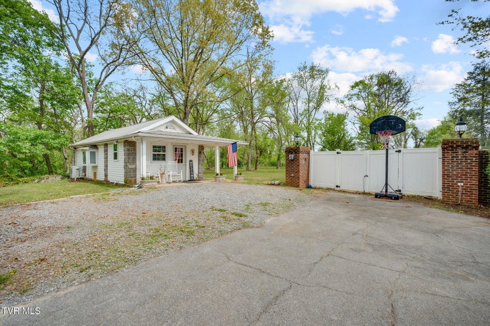 Photo #54: 207 Lynwood Street