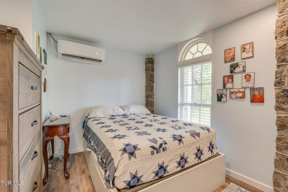 Photo #61: 207 Lynwood Street