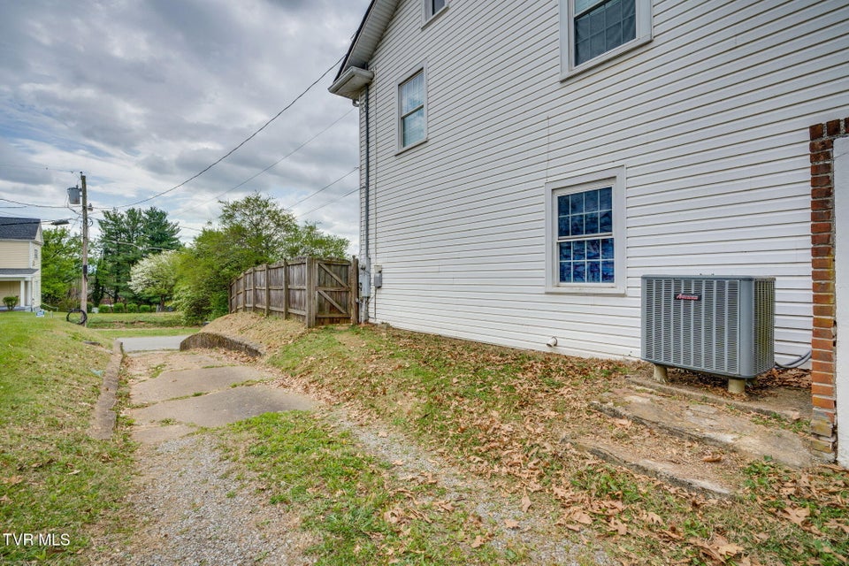 Photo #52: 207 Lynwood Street