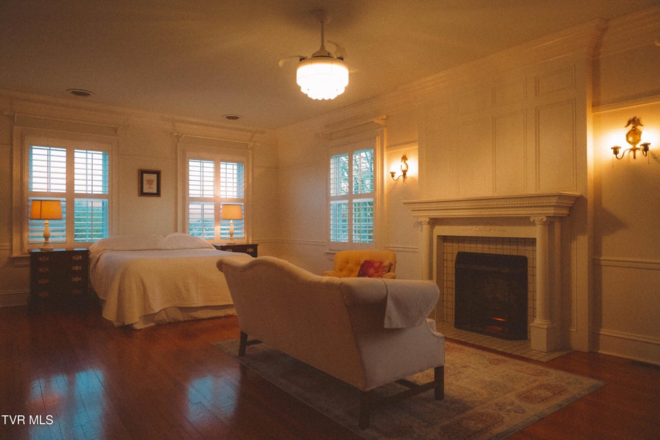 Photo #76: 207 Lynwood Street