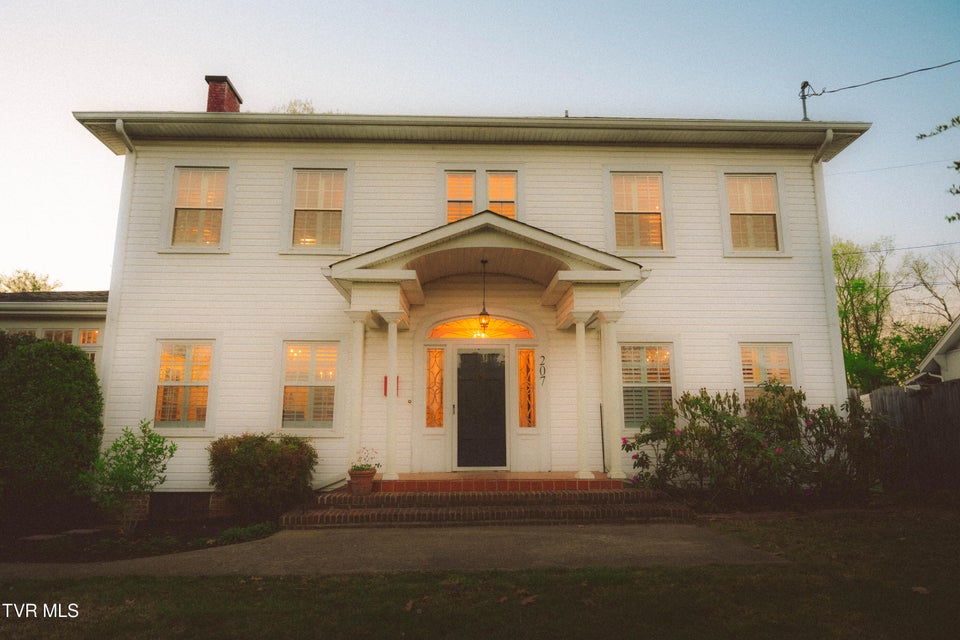 Photo #77: 207 Lynwood Street