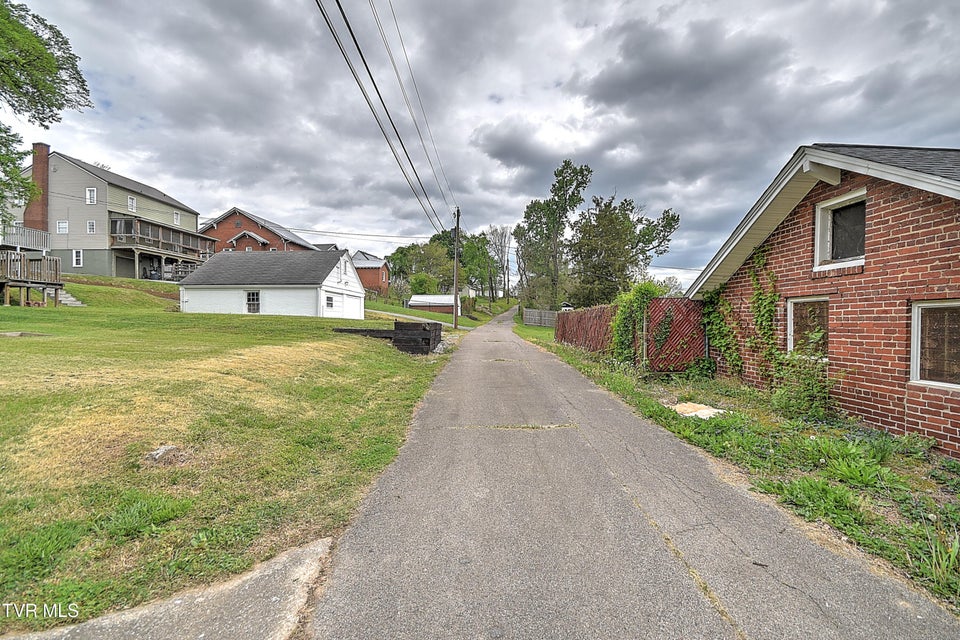 Photo #31: 165 Sevier Avenue