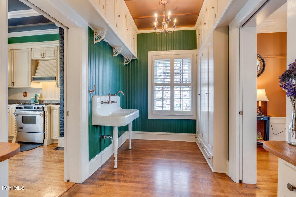 Photo #19: 207 Lynwood Street