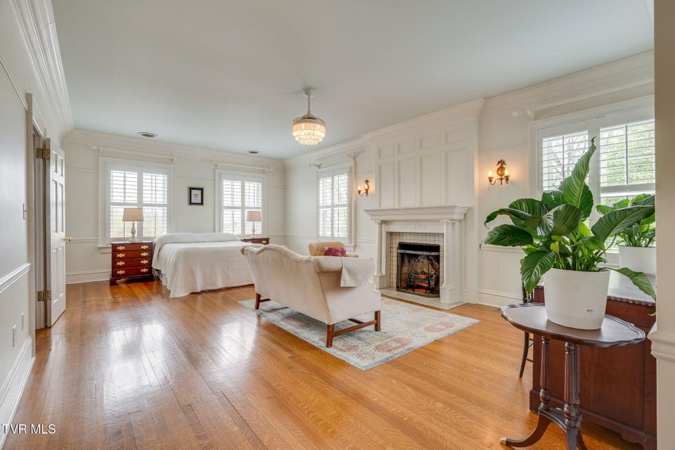 Photo #27: 207 Lynwood Street