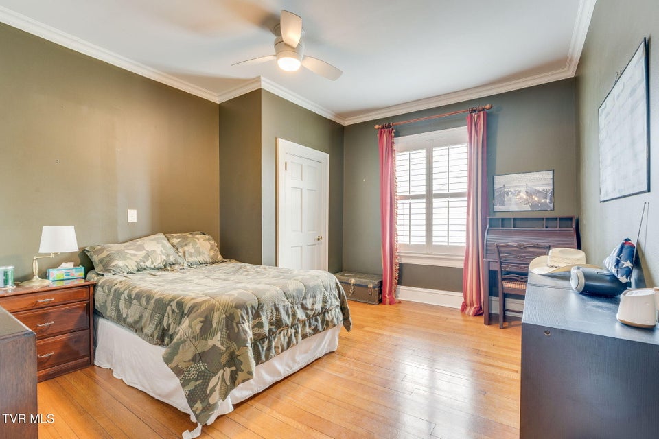 Photo #35: 207 Lynwood Street