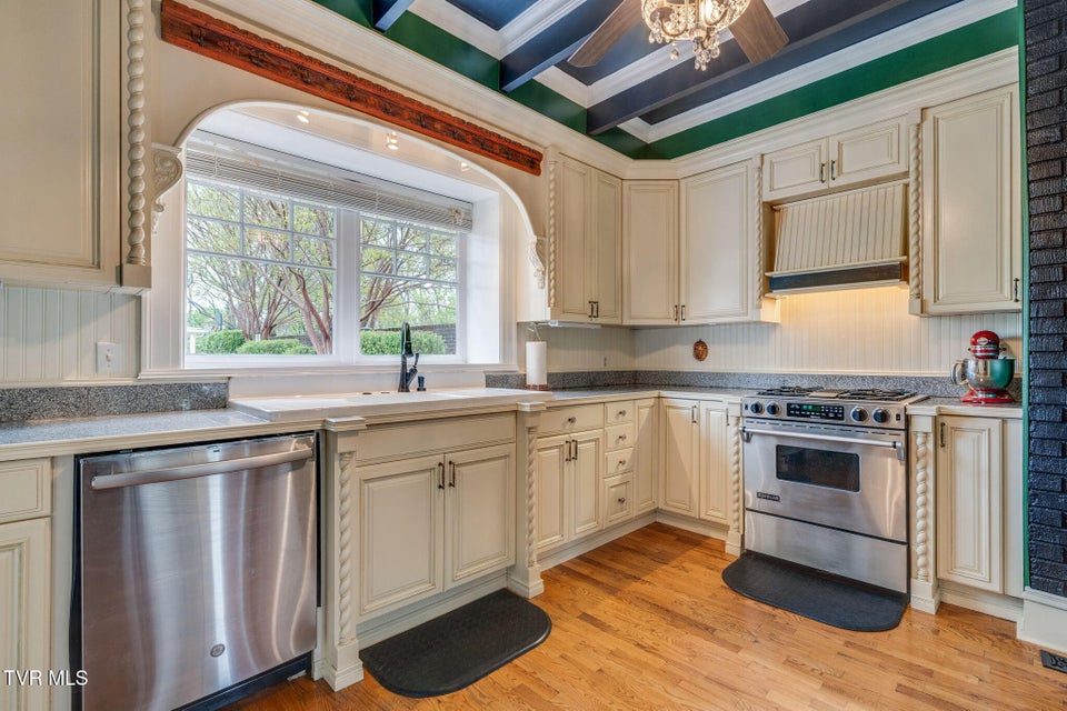 Photo #16: 207 Lynwood Street