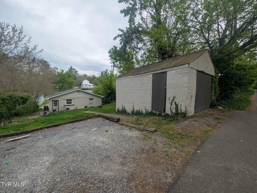 Photo #11: 627 Dixie Street