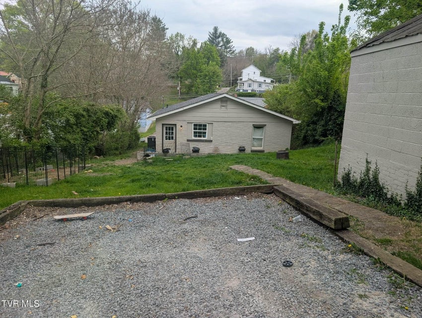 Photo #10: 627 Dixie Street