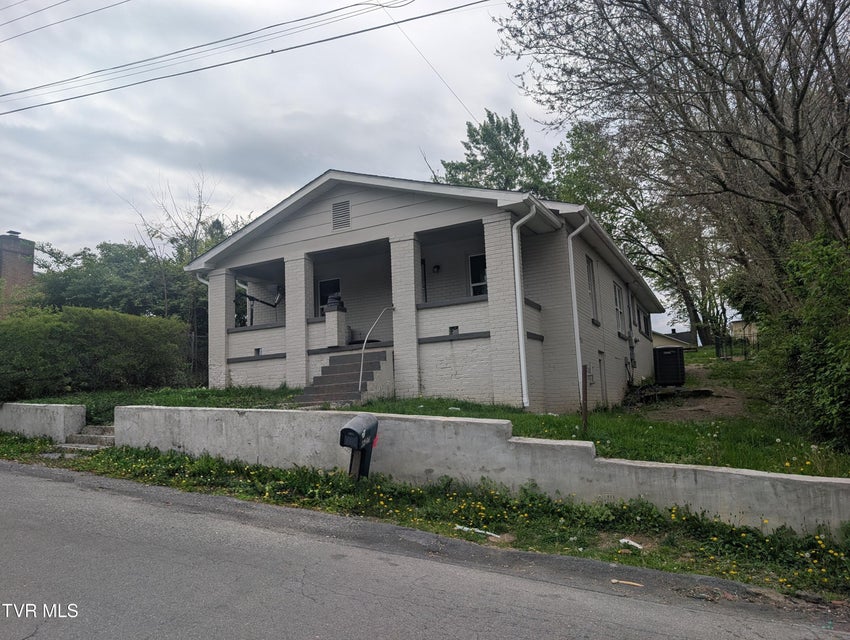 Photo #4: 627 Dixie Street