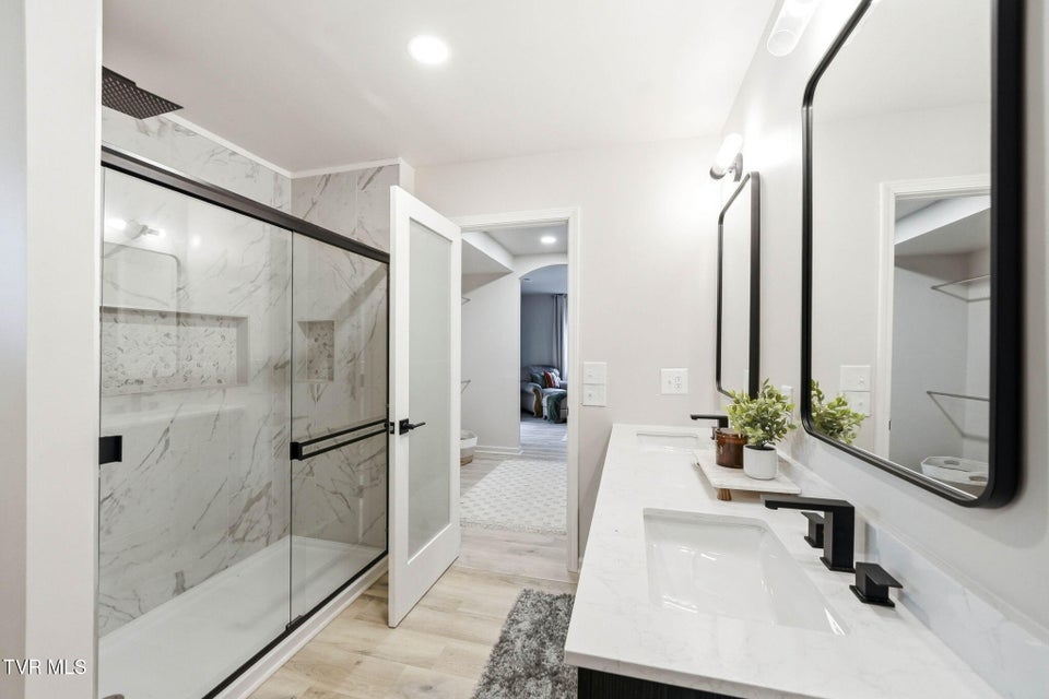 Photo #39: 170 Aston Court