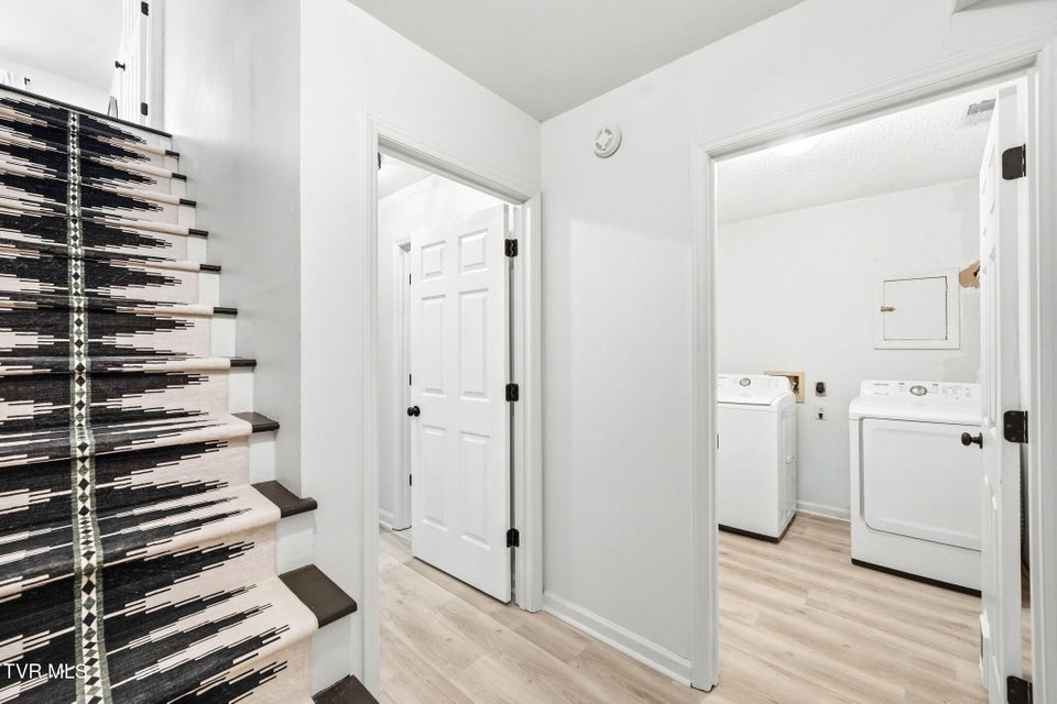 Photo #33: 170 Aston Court