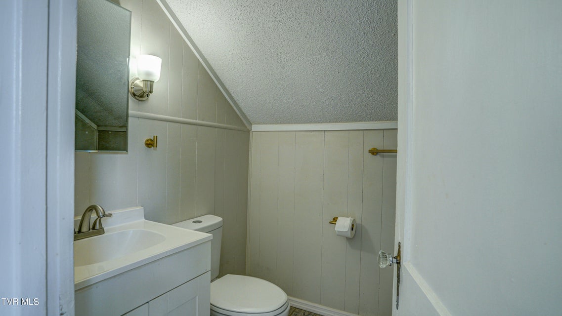 Photo #27: 1346 Center Street