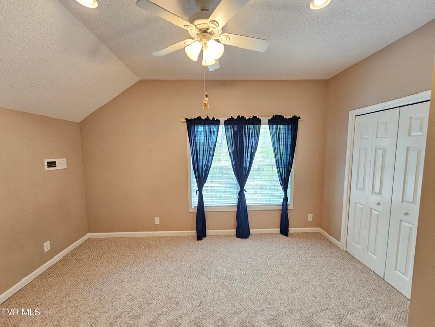 Photo #32: 22 Bedding Place