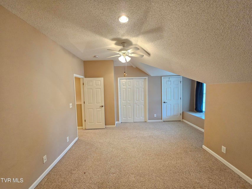 Photo #37: 22 Bedding Place