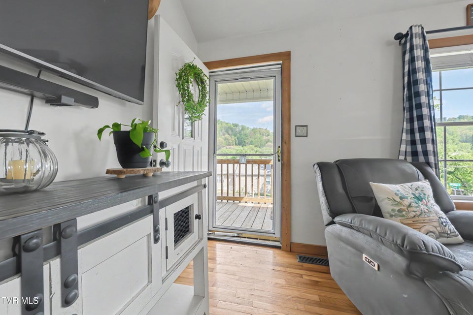 Photo #6: 820 Edison Street