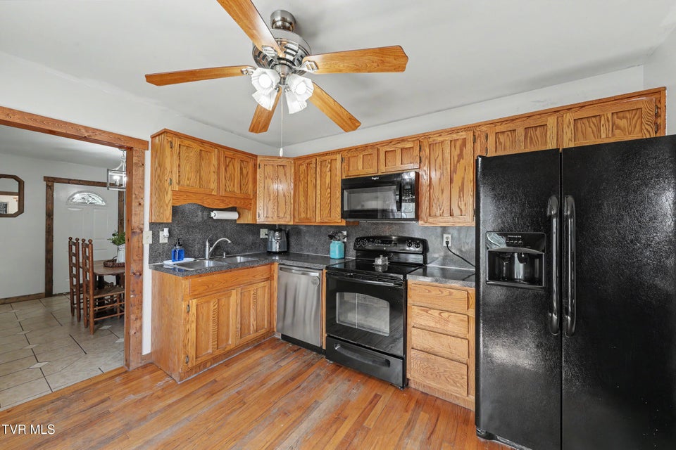 Photo #11: 820 Edison Street