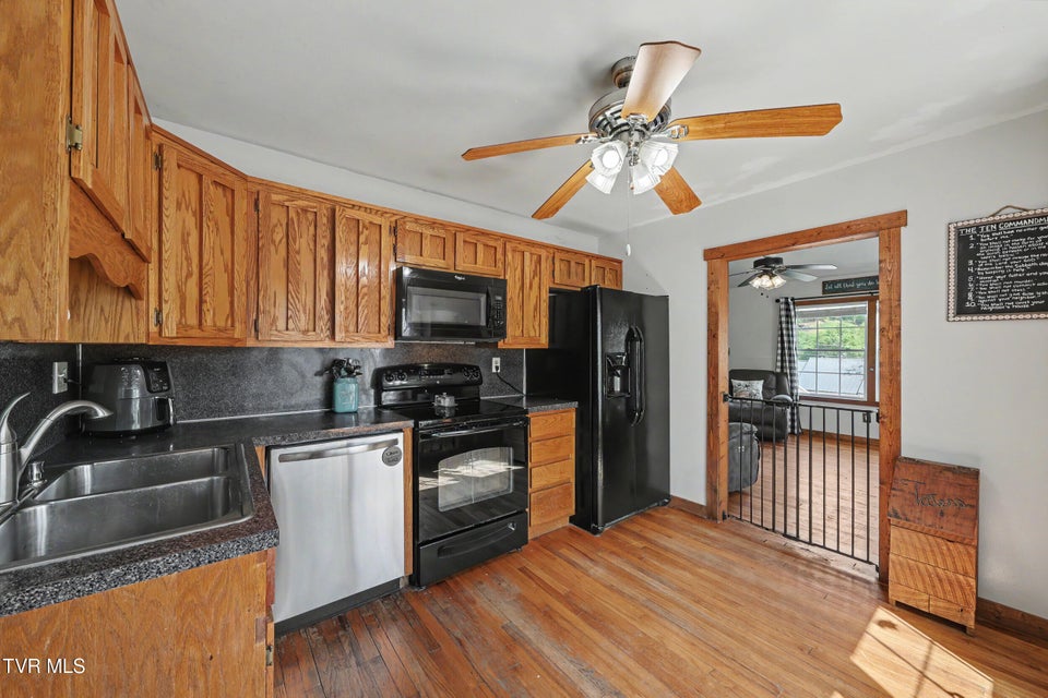 Photo #12: 820 Edison Street