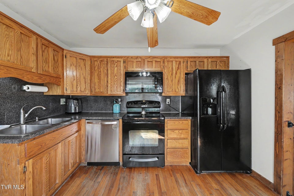 Photo #13: 820 Edison Street