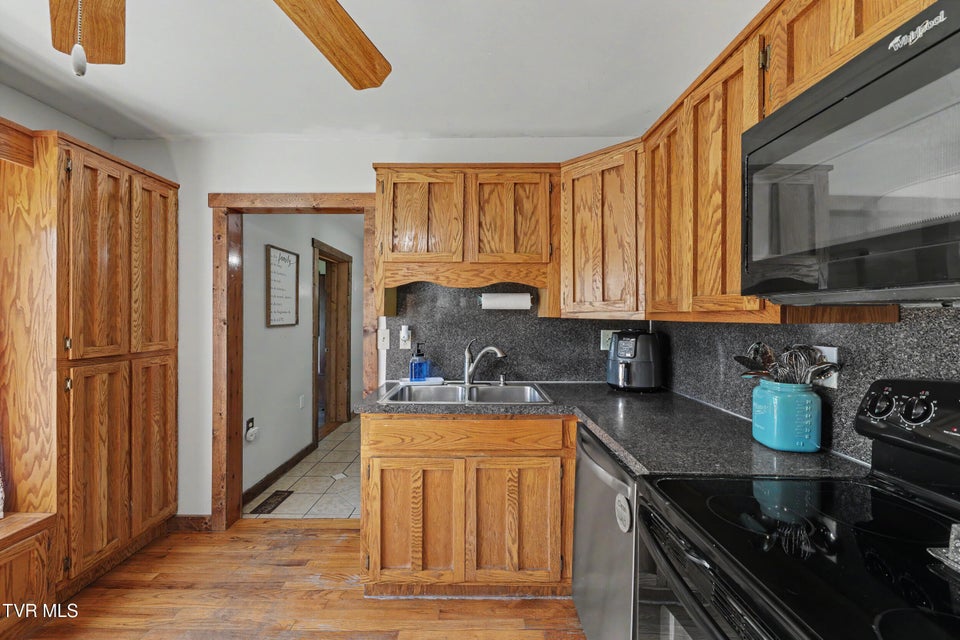 Photo #14: 820 Edison Street