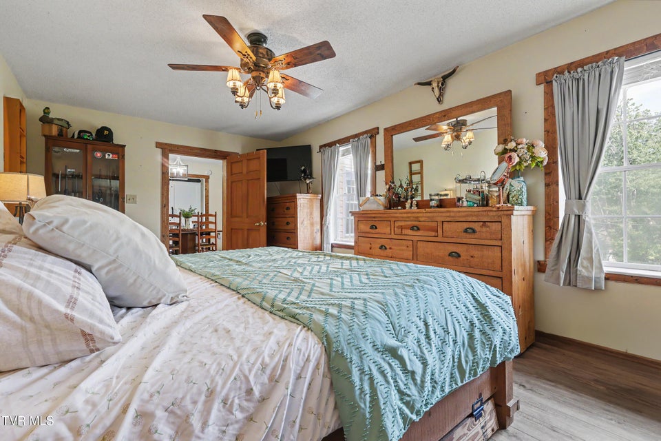 Photo #20: 820 Edison Street