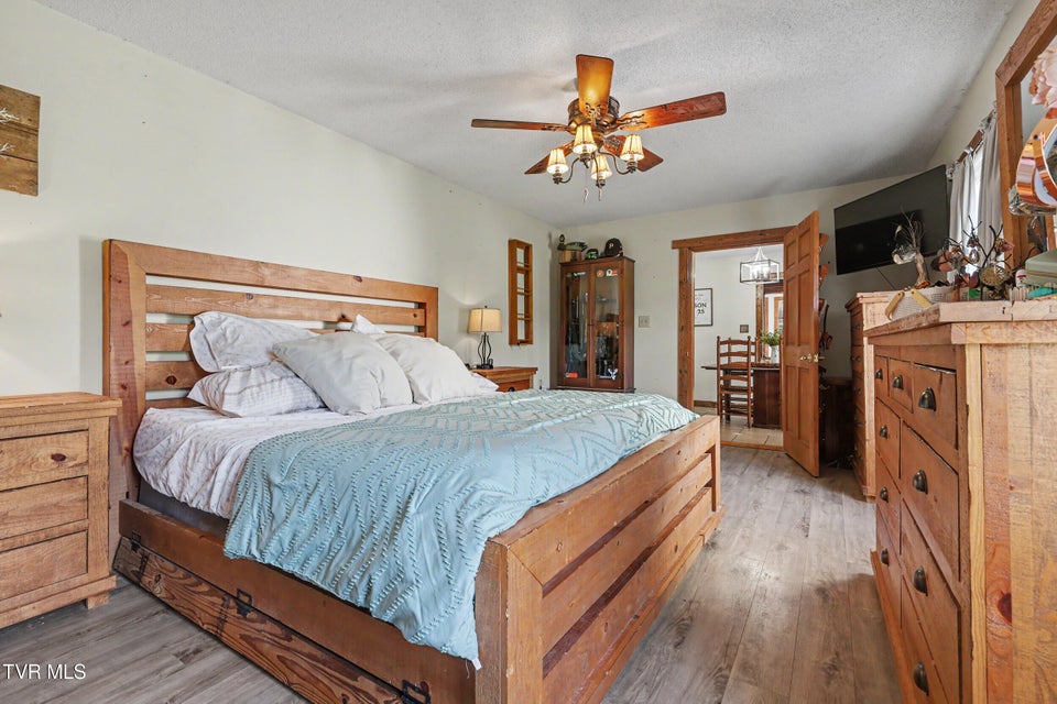 Photo #21: 820 Edison Street