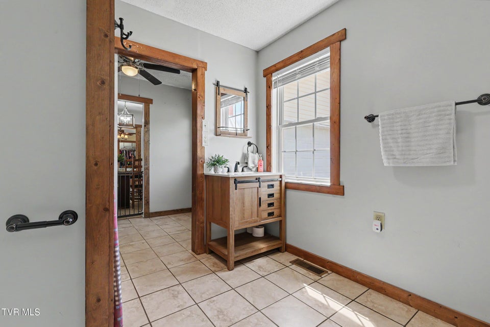 Photo #24: 820 Edison Street