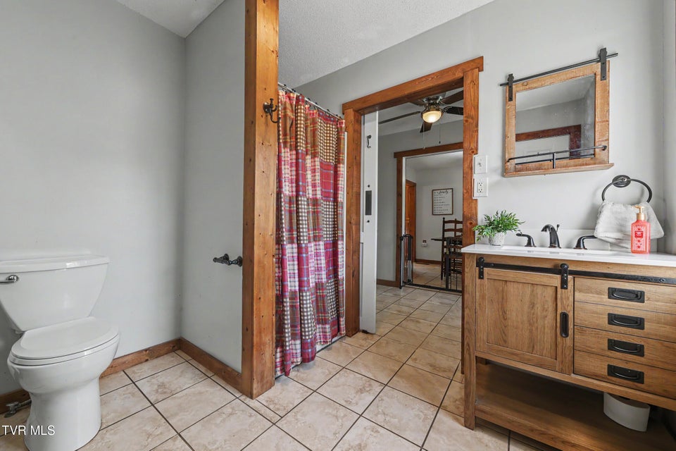 Photo #25: 820 Edison Street