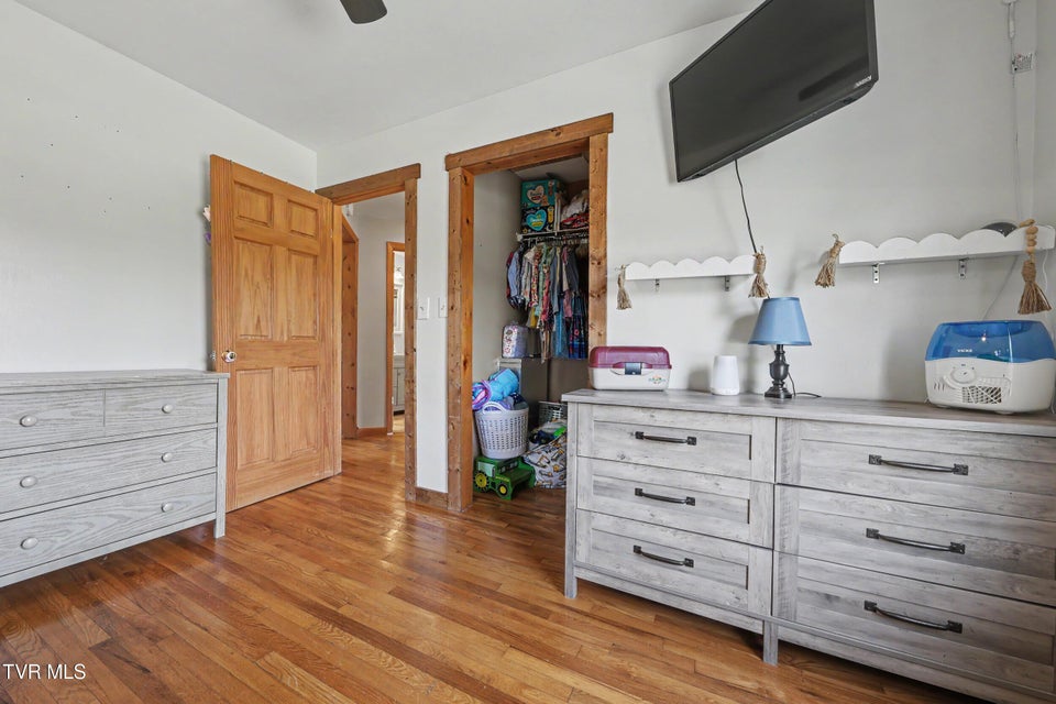 Photo #28: 820 Edison Street