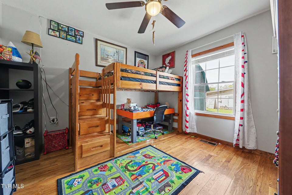 Photo #29: 820 Edison Street