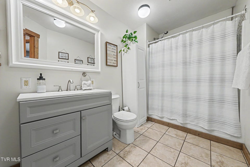 Photo #31: 820 Edison Street