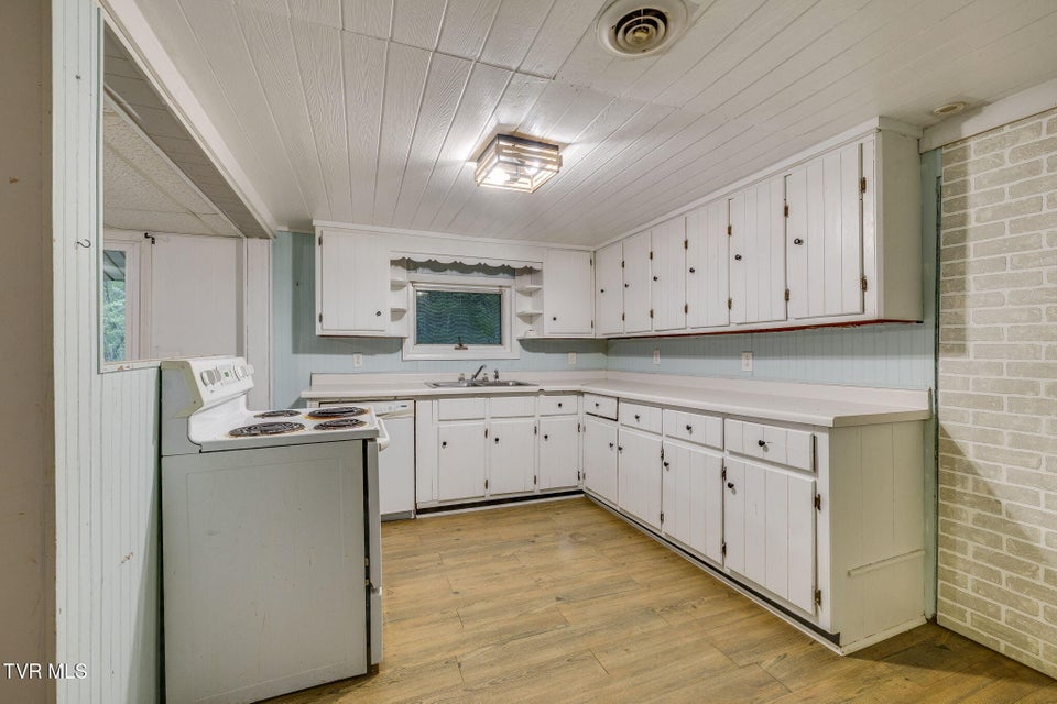 Photo #17: 212 Weaver Hill Road