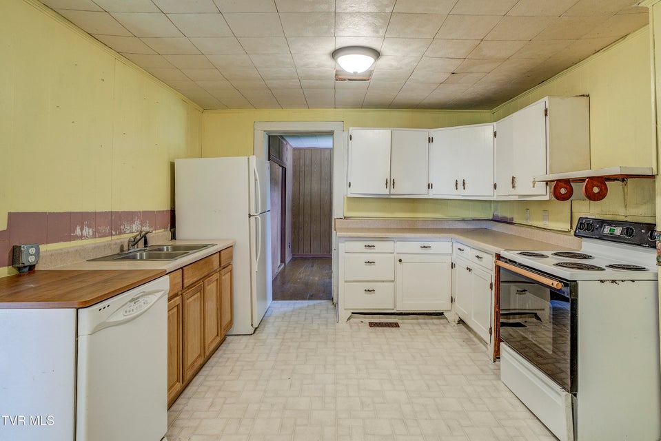 Photo #27: 630 Vinton Avenue