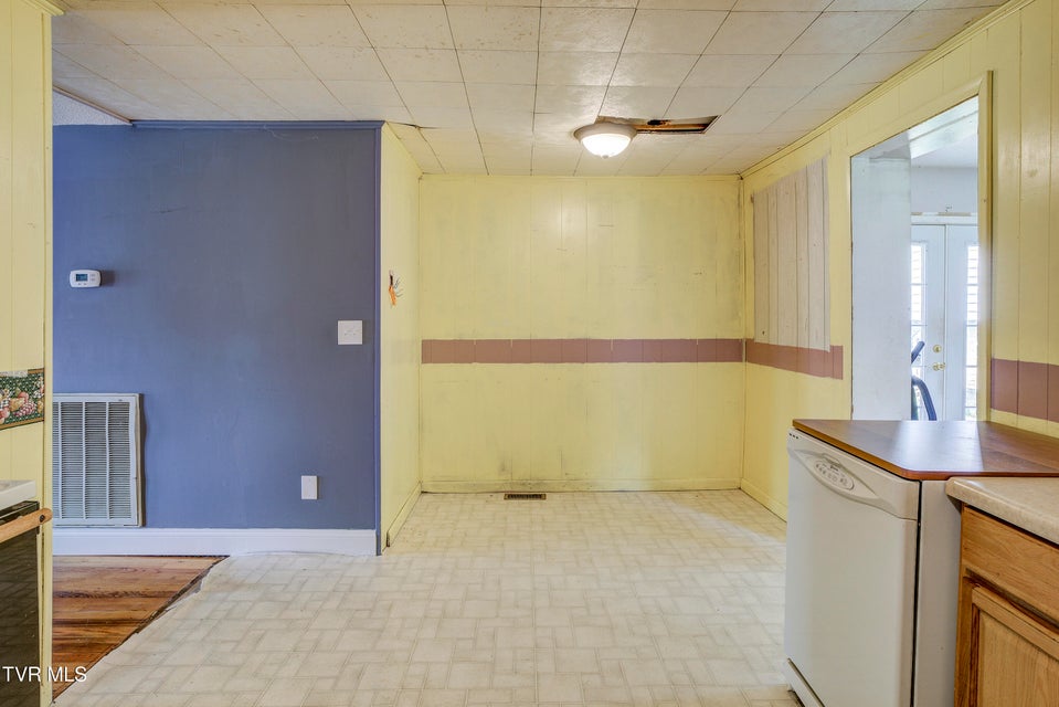 Photo #28: 630 Vinton Avenue