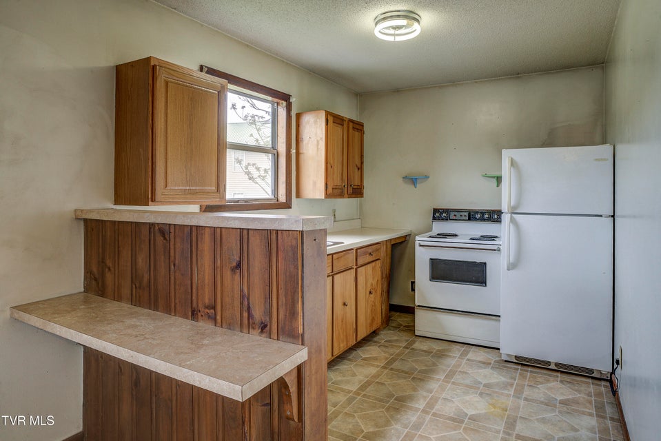 Photo #35: 630 Vinton Avenue