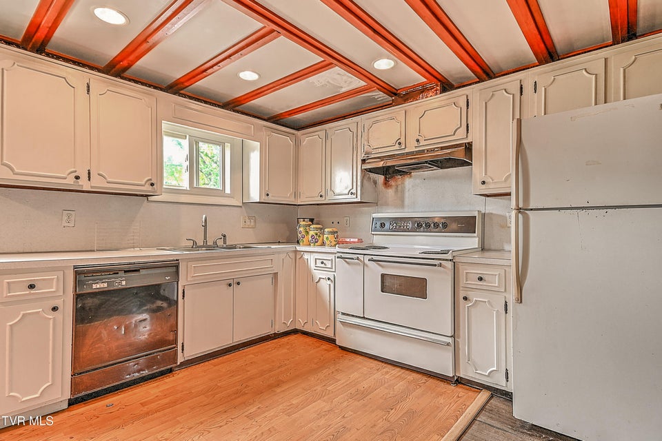 Photo #40: 629 Branch Street