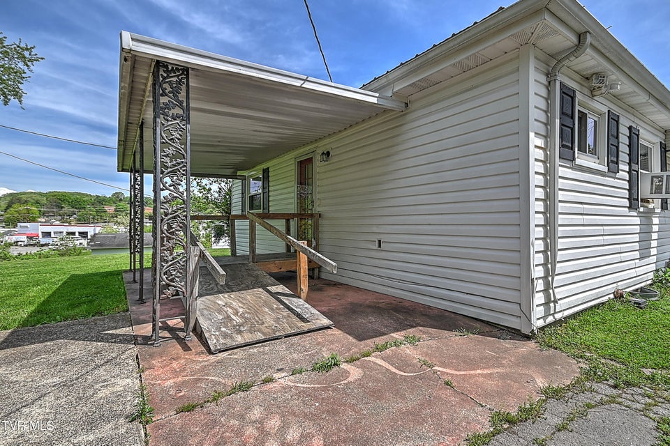 Photo #37: 629 Branch Street