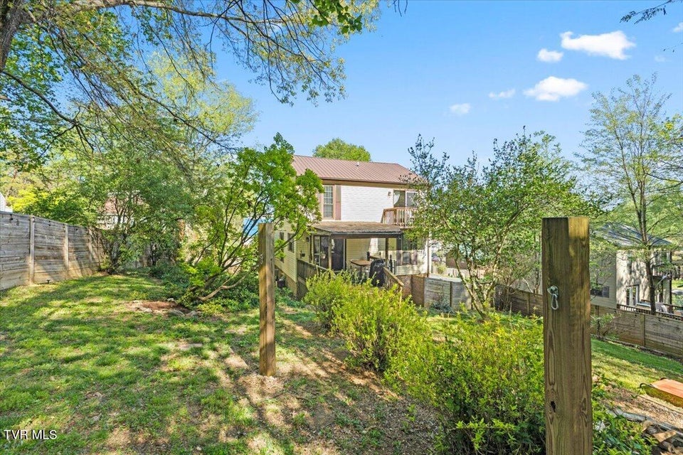 Photo #15: 2009 Dusty Drive