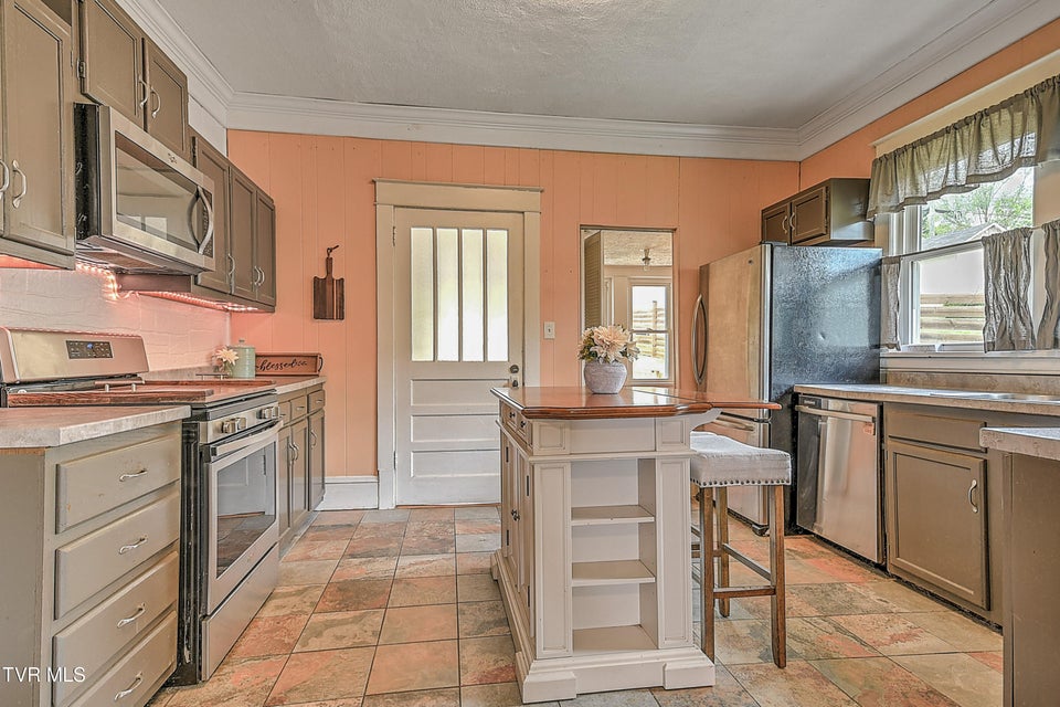 Photo #11: 1023 Arlington Avenue