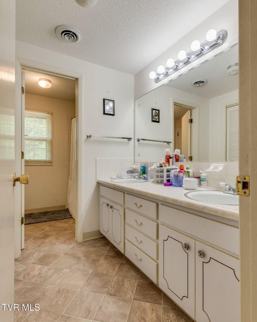 Photo #32: 1525 Robin Hood Lane