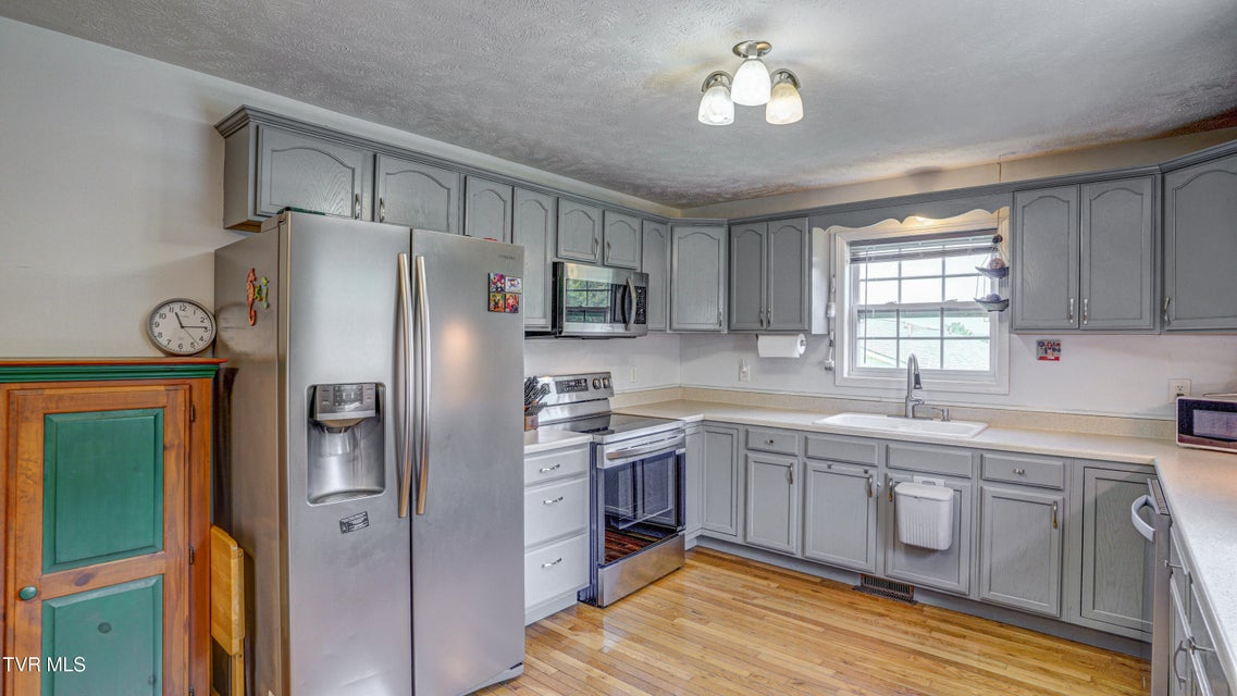 Photo #27: 2545 Siam Road