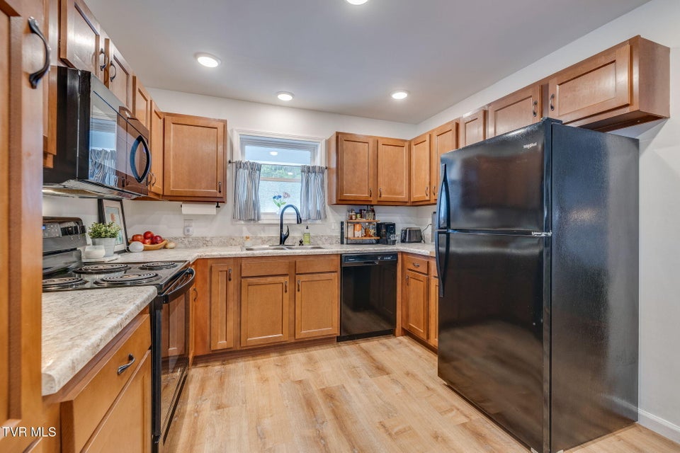 Photo #8: 986 Glen Street