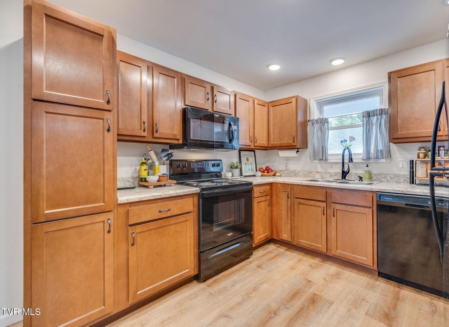 Photo #9: 986 Glen Street