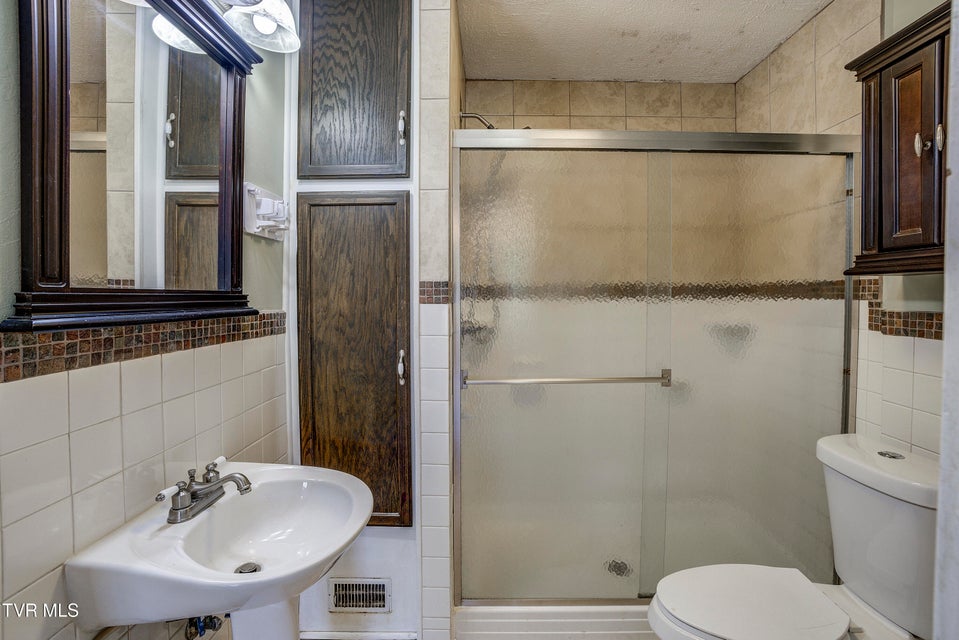 Photo #34: 312 Love Street