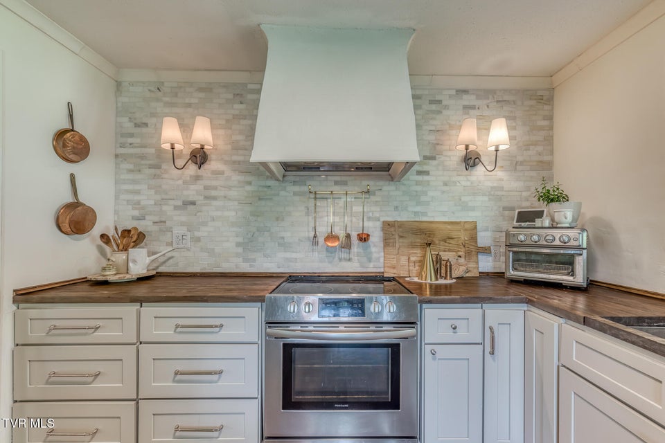 Photo #10: 713 Crowell Lane