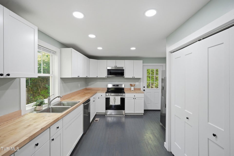 Photo #13: 1658 Echo Court