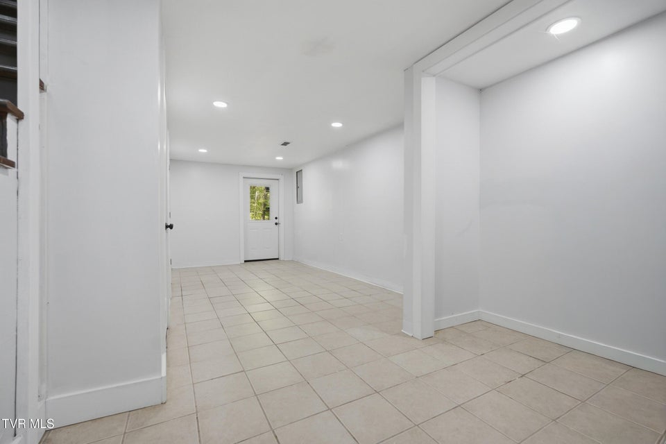 Photo #32: 1658 Echo Court